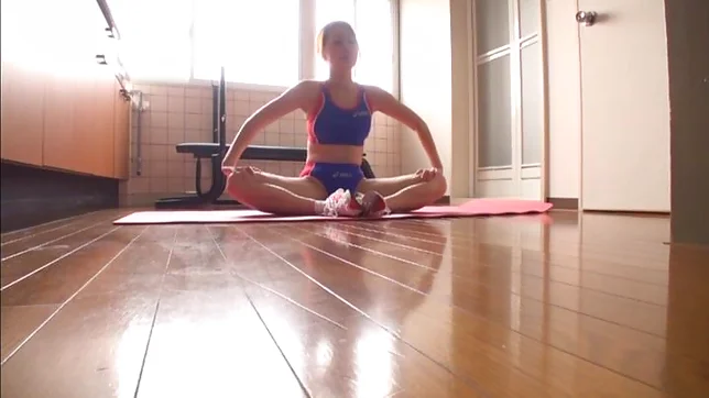 Sexy milf Mayu Manabe shows off while enjoying her stretching class 2