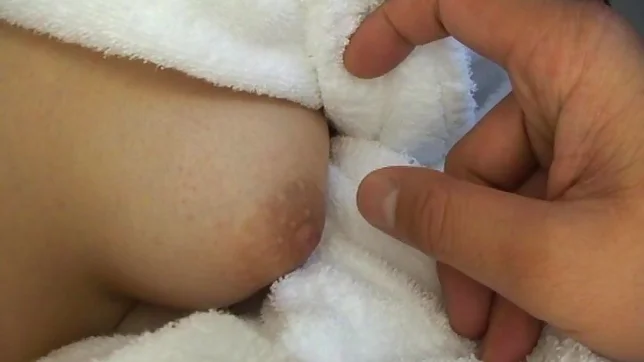 Sexy Yuu Shinoda takes a shower and then gets felt out