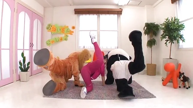 Sexy amateur teen Nozomi Hazuki posing on cam and dancing